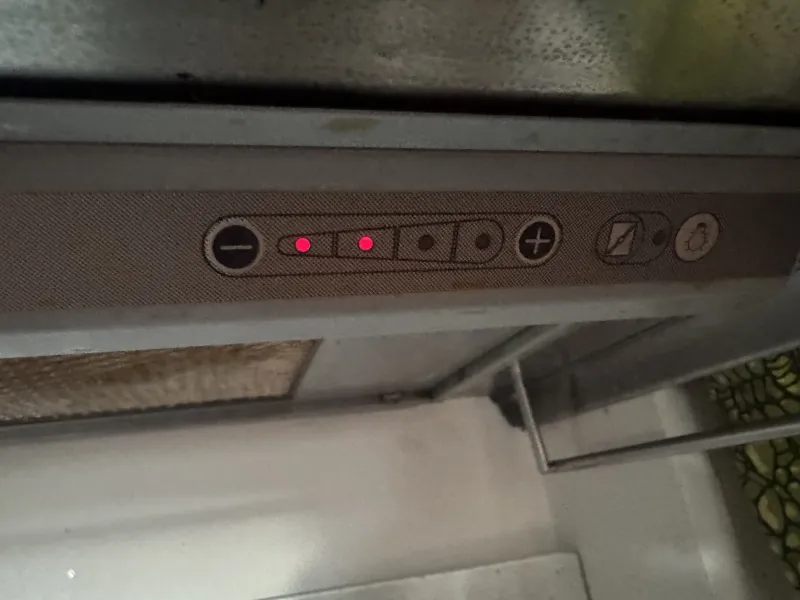 The extractor hood above the hob
